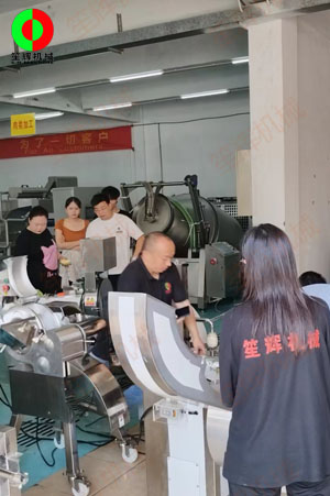 客戶來廠驗收測試一批蔬果加工設備!